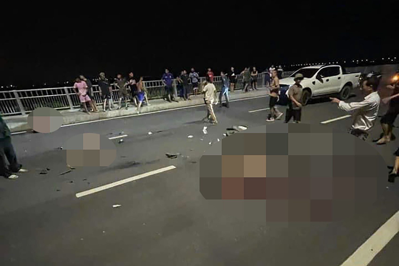 Va cham xe may tren cau Binh Minh, hai thanh nien tu vong hinh anh