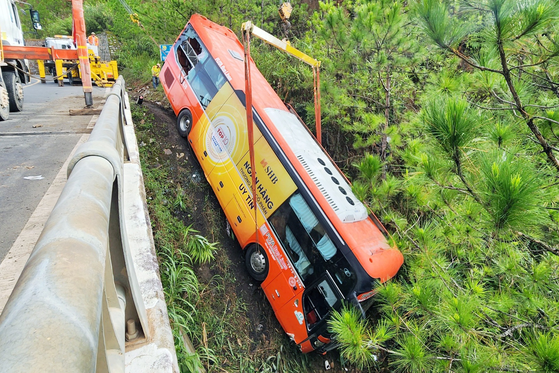 Dap cua cuu hon 10 nguoi trong oto giuong nam lao xuong vuc hinh anh