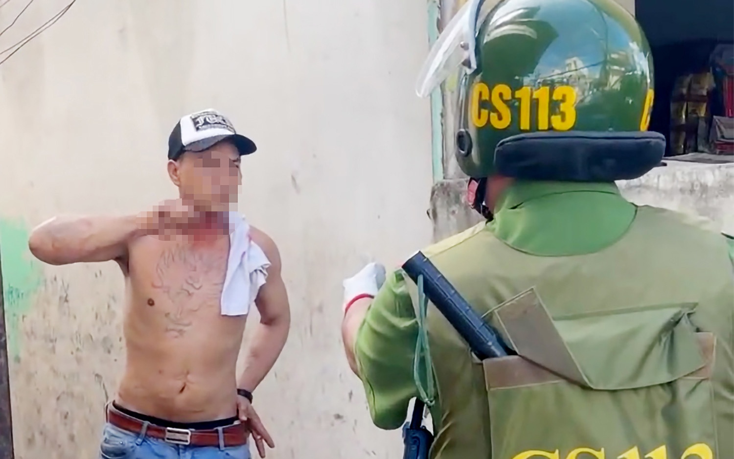 Nguoi dan ong do xang len nguoi, doa dot nha tu sat hinh anh