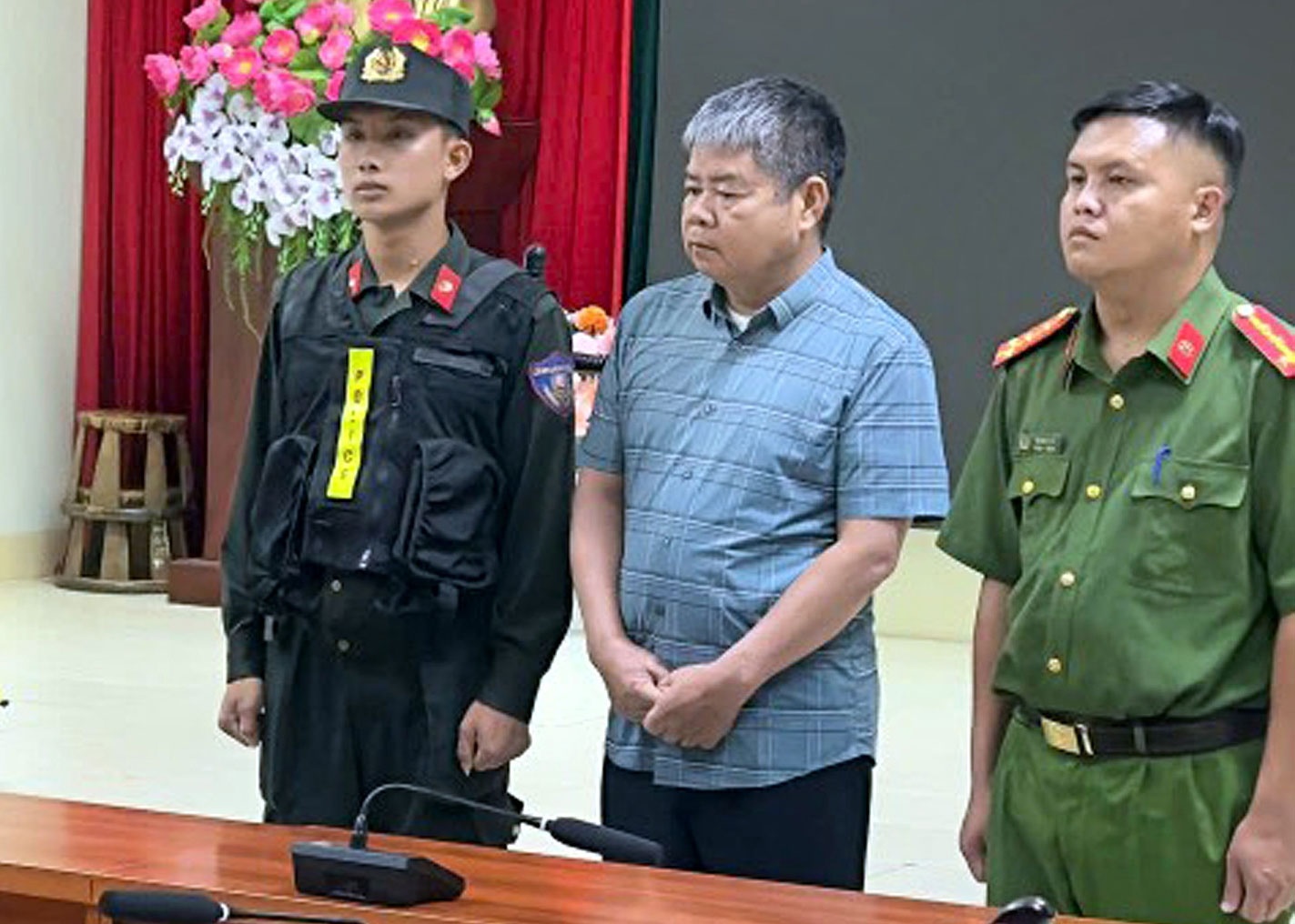 Bat pho giam doc doanh nghiep vu no min trong ham thuy dien hinh anh