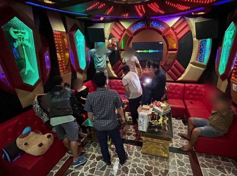 Khoi to nhom thanh nien bay tiec ma tuy trong quan karaoke hinh anh