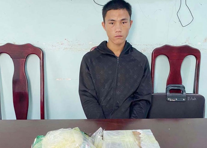 Nhan van chuyen 6 banh heroin va 2 kg ma tuy lay 50 trieu dong hinh anh