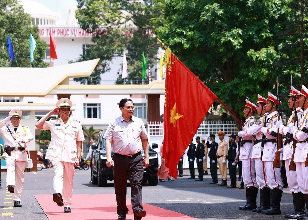 Thu tuong Pham Minh Chinh tham cac luc luong vu trang tinh Dak Lak hinh anh