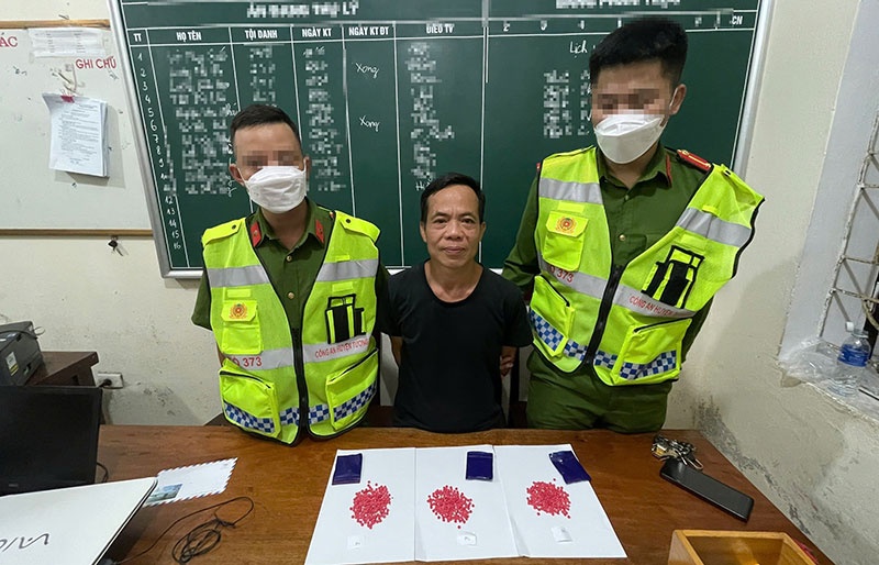 Bat qua tang doi tuong tang tru hong phien va sung tu che hinh anh