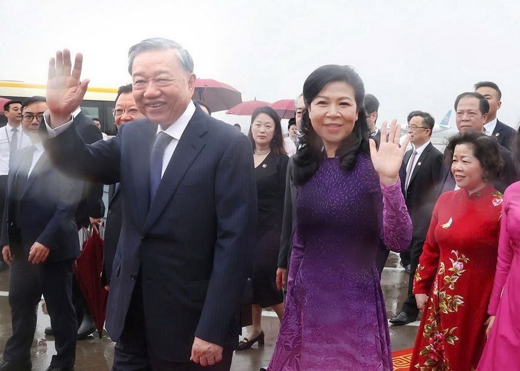 Tong Bi thu, Chu tich nuoc va Phu nhan bat dau chuyen tham Trung Quoc hinh anh