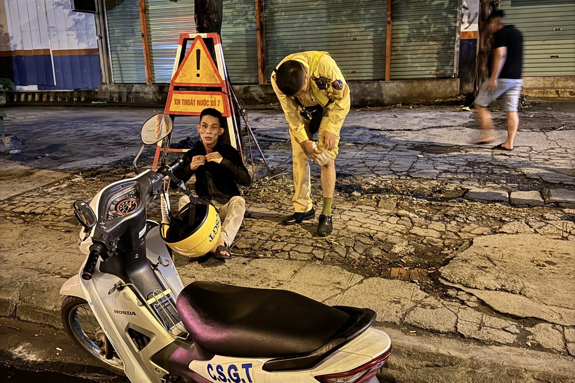 CSGT phat hien dieu bat thuong tu 2 nguoi dan ong day xe may giua dem hinh anh