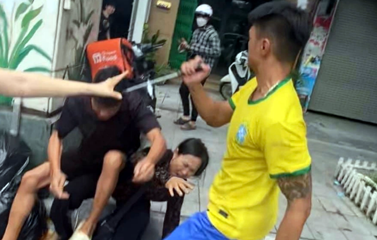 Cong an vao cuoc dieu tra vu tai xe oto hanh hung lai xe om o Giap Bat hinh anh