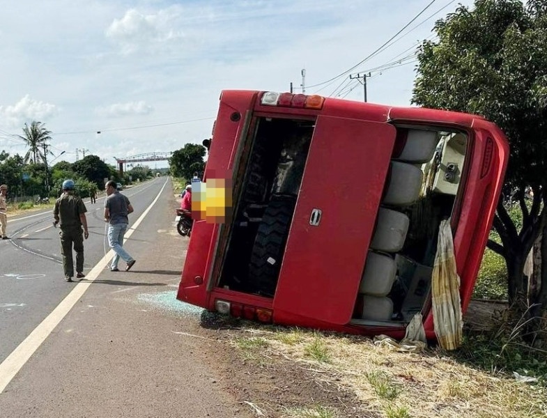 Xe khach bi lat lam 18 nguoi nhap vien cap cuu hinh anh