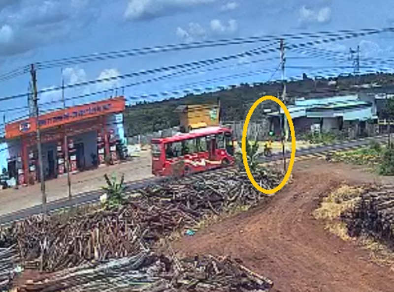 Xe khach bi lat anh 2