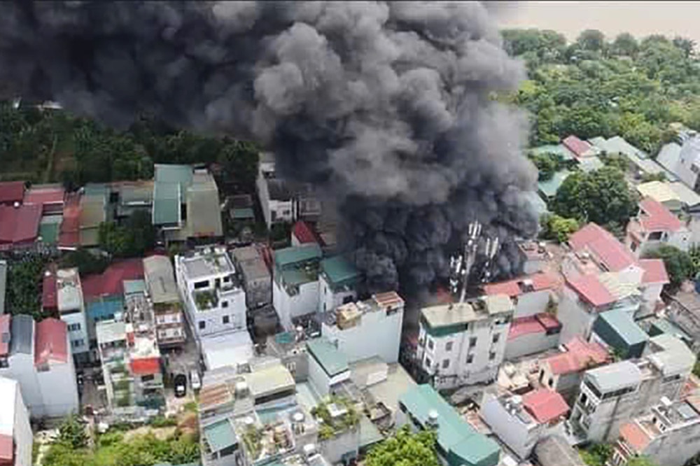 Chay nha giua khu dan cu o Ha Noi, cot khoi den dac boc cao hinh anh