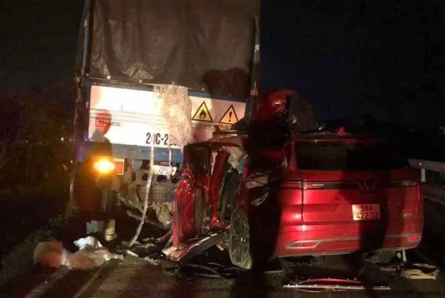 Tai xe tu vong khi xe con tong oto tai tren cao toc hinh anh