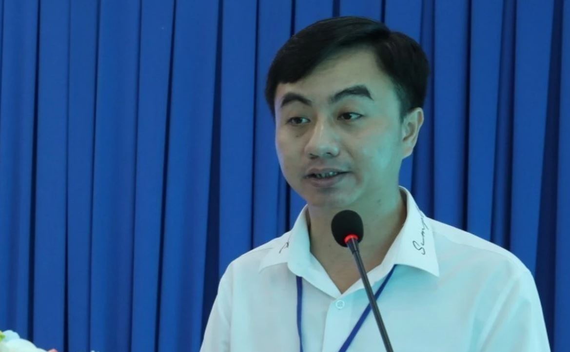 Ky luat canh cao giam doc co quan he dong tinh voi nam sinh 16 tuoi hinh anh