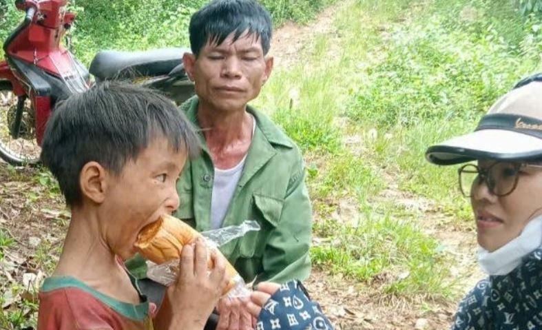 Be 6 tuoi lac 5 ngay trong rung sau an uong the nao? hinh anh