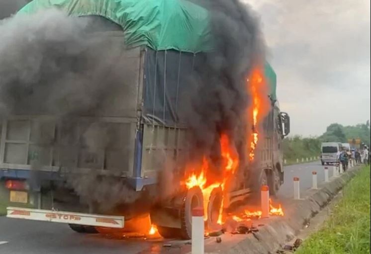 Xe tai cho phe lieu chay ngun ngut o Lao Cai hinh anh