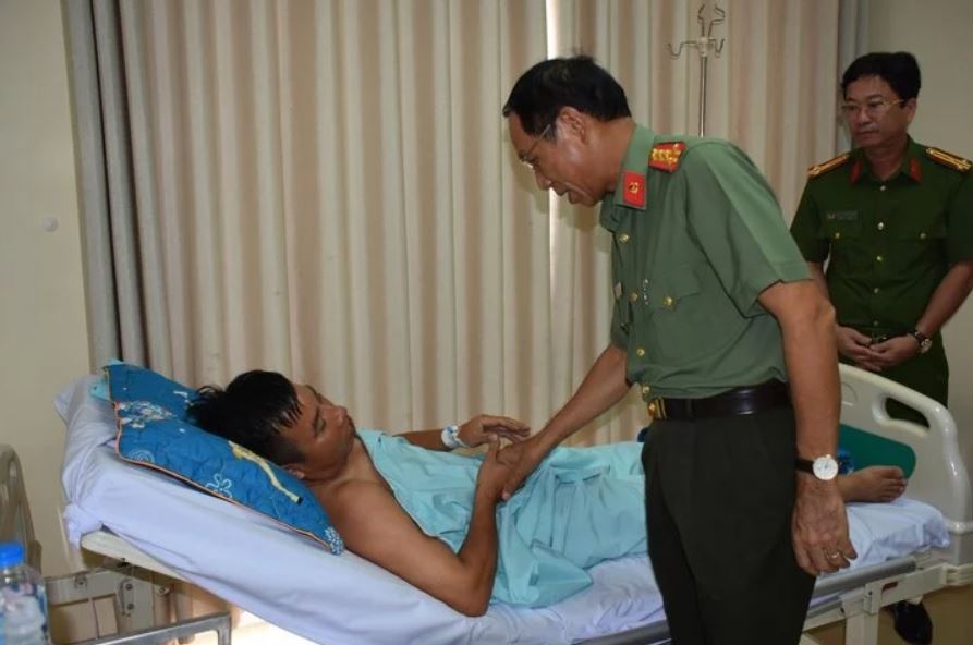 Bat nghi pham chem thieu ta cong an o Ba Ria - Vung Tau hinh anh