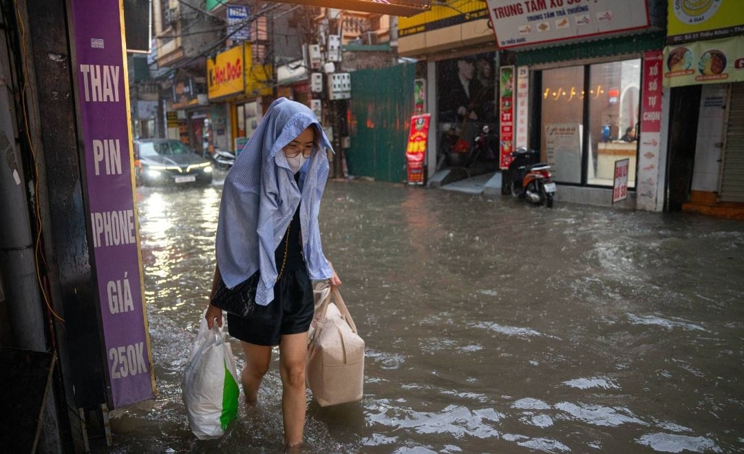 Mua lon dien rong o mien Bac, Ha Noi oi nong hinh anh