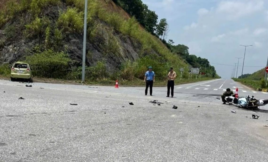 Cong an thong tin vu nu tai xe xe may dam lat oto o Yen Bai hinh anh