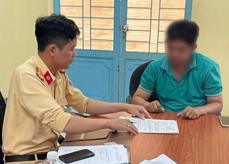 Xu phat tai xe chay nguoc chieu tren cao toc TP.HCM - Trung Luong hinh anh