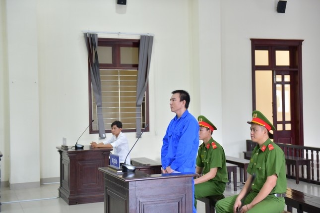 Bi phat 8 nam tu vi dam nguoi yeu ban gai cu hinh anh