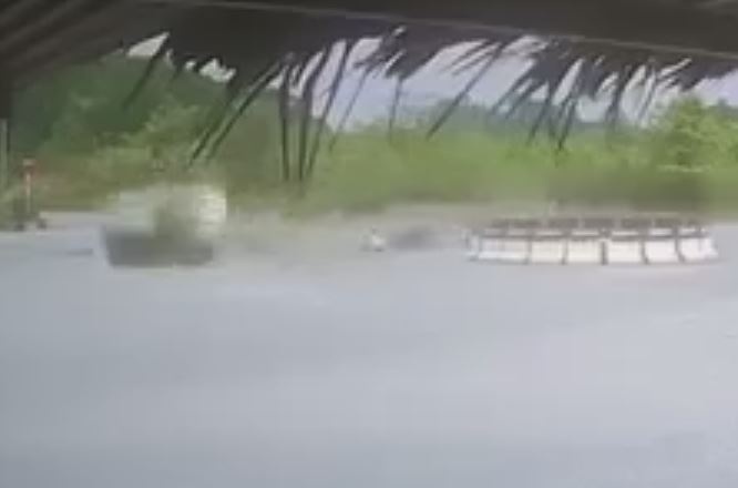 Khoanh khac nu tai xe xe may tong lat oto 4 cho o Yen Bai hinh anh