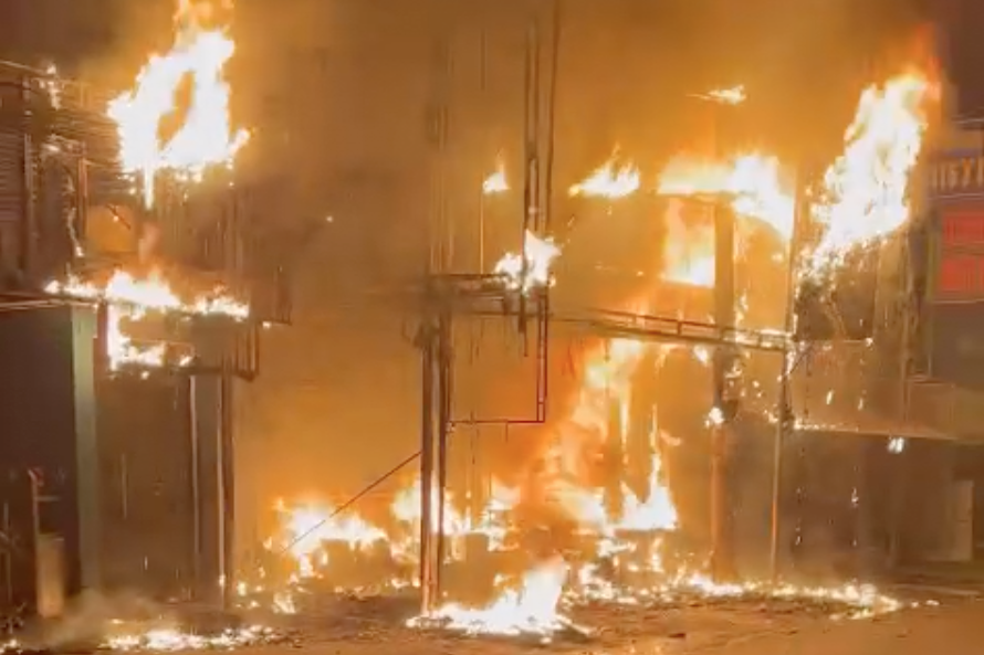 Hang quan ao o TP.HCM chay ngun ngut luc rang sang hinh anh