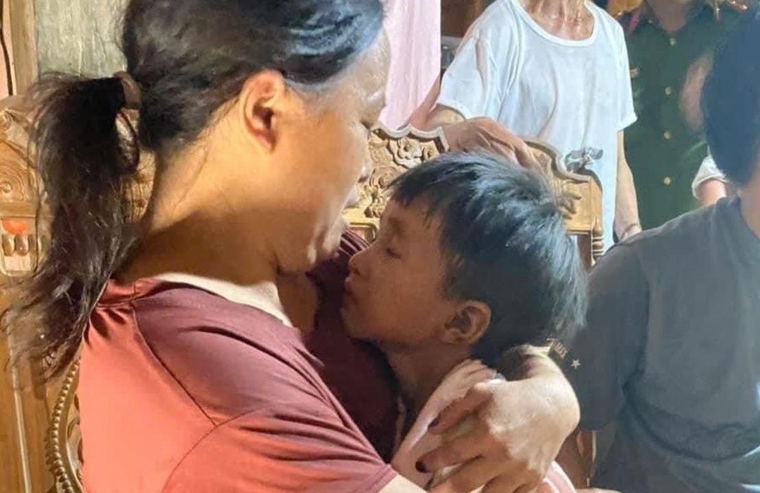 Dem dau o nha cua be 6 tuoi sau 5 ngay lac trong rung hinh anh