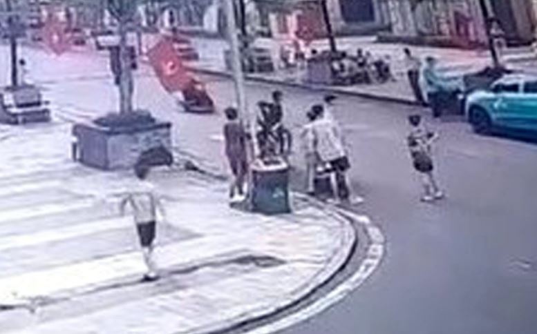 Dien bien moi vu be 12 tuoi bi hanh hung o sanh chung cu tai Ha Noi hinh anh