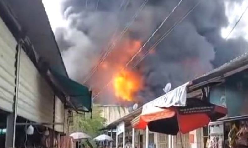 Lua bao trum nha xuong gan cay xang o Binh Duong hinh anh