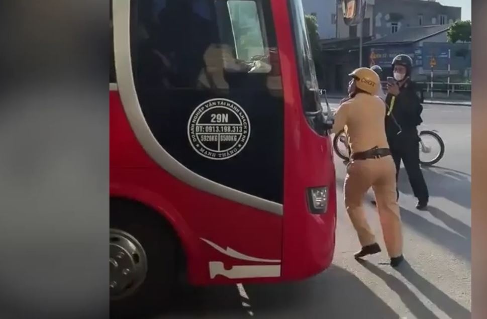Tam giam tai xe xe khach 'huc day' CSGT Hai Duong hinh anh