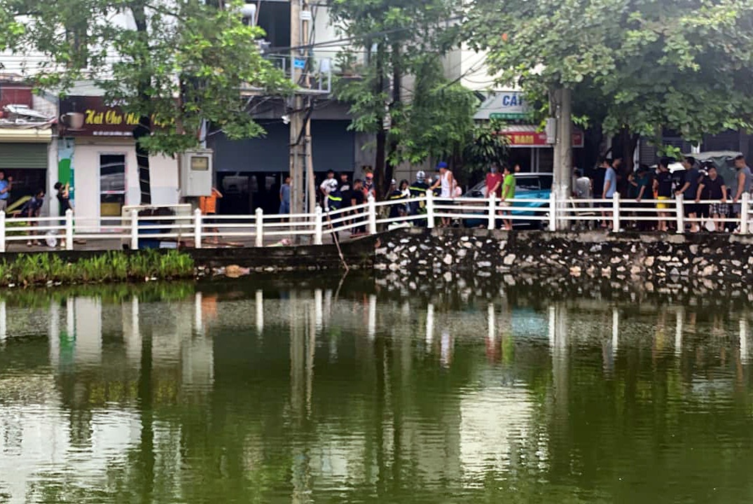 Thi the nam thanh nien noi tren ho dieu hoa o Ha Noi hinh anh