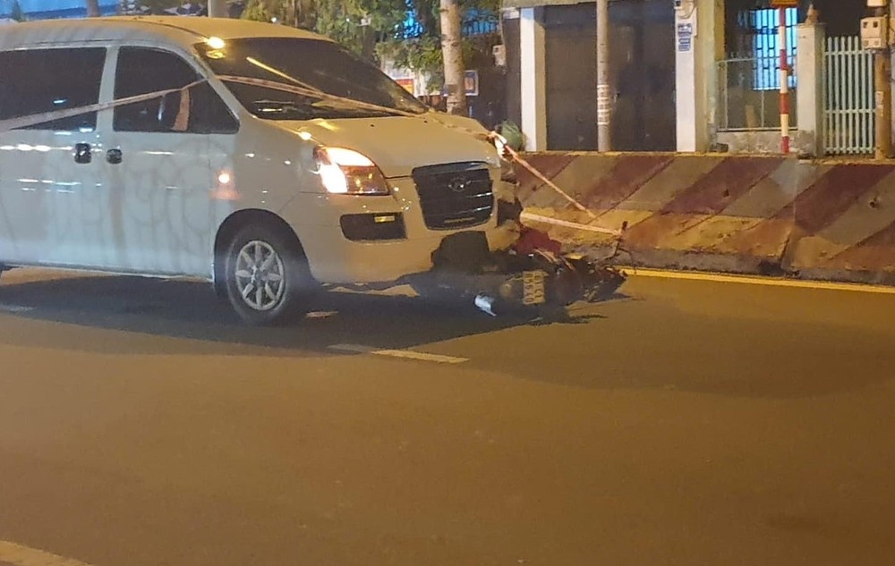 Di xe may nguoc chieu, bi oto tong tu vong tai cho hinh anh