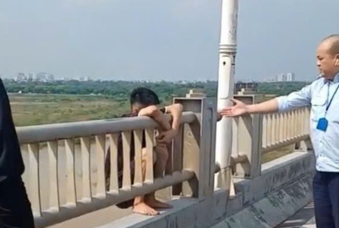 Kip thoi ngan thanh nien dinh nhay cau Vinh Tuy tu tu hinh anh