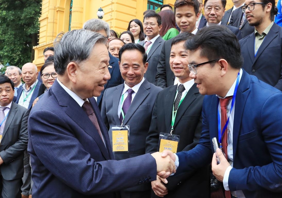 Tong Bi thu, Chu tich nuoc To Lam gap mat kieu bao tieu bieu hinh anh