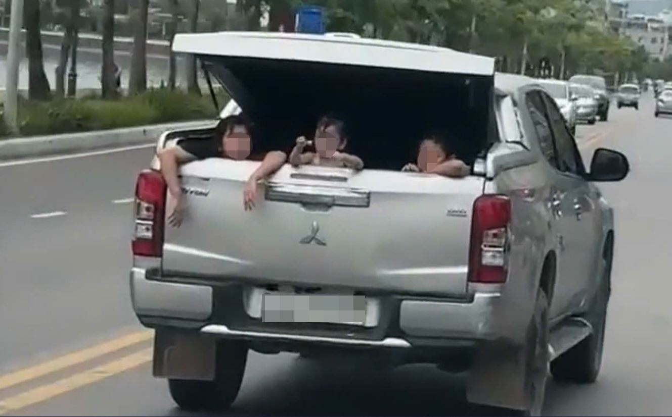 Nguy hiem canh 3 tre nho ngoi thung xe ban tai o Quang Ninh hinh anh