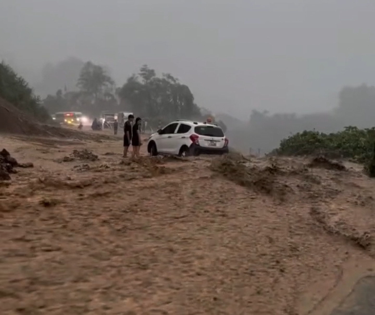 Sat lo, nuoc tran quoc lo 6 qua TP Hoa Binh khien giao thong te liet hinh anh