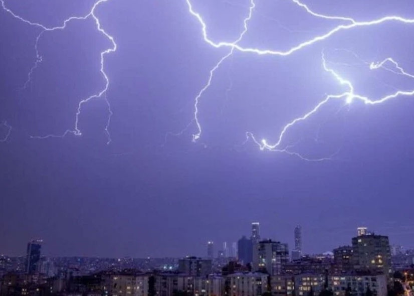 Di da bong, 4 hoc sinh o Ha Noi bi set danh hinh anh