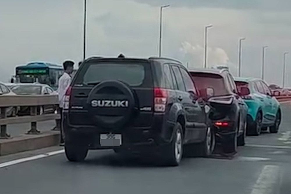 6 oto dam don toa tren cau Nhat Tan hinh anh