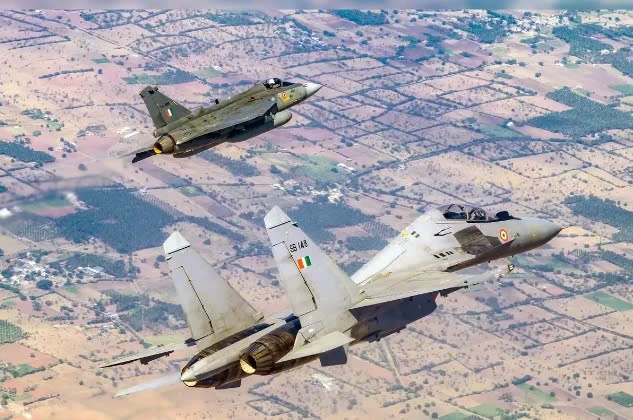 May bay chien dau An Do vo tinh tha vu khi xuong truong ban hinh anh