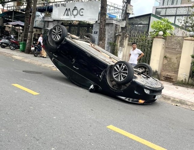 Oto lat ngua giua duong sau va cham o Binh Duong hinh anh