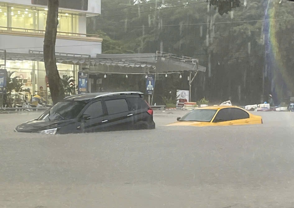 Xe hop bi nuoc cuon bap benh tren duong o Binh Duong hinh anh