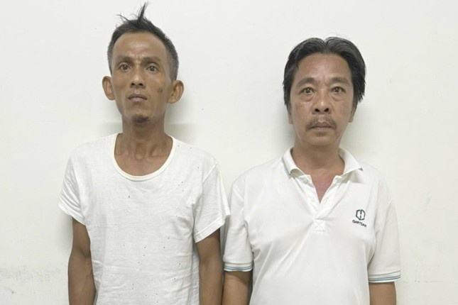 Ke trom xe may treo qua cua so khach san de tron cong an hinh anh