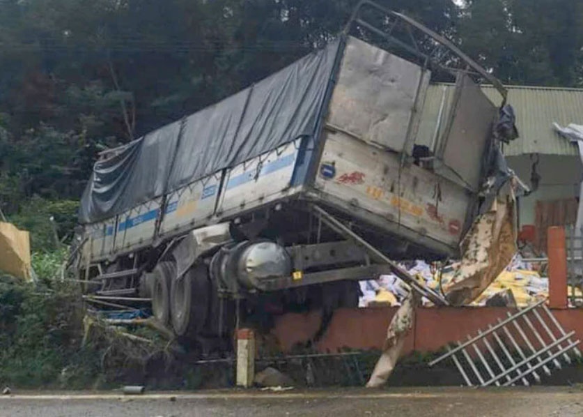 Xe tai tong sap nha dan o Bac Kan hinh anh