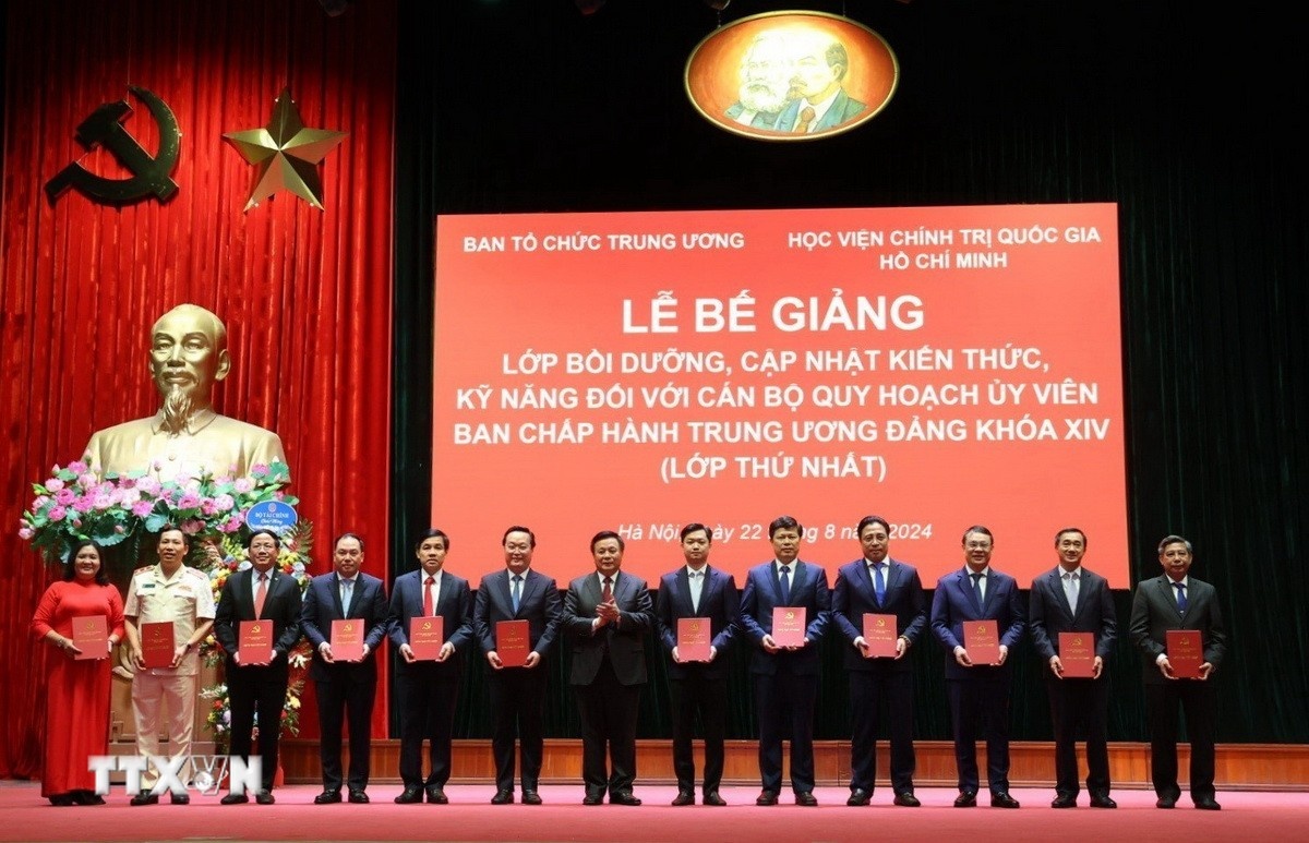 Be giang Lop,  boi duong can bo anh 2