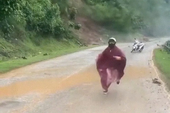 Can canh co gai bo xe chay khi sat lo o sau lung hinh anh