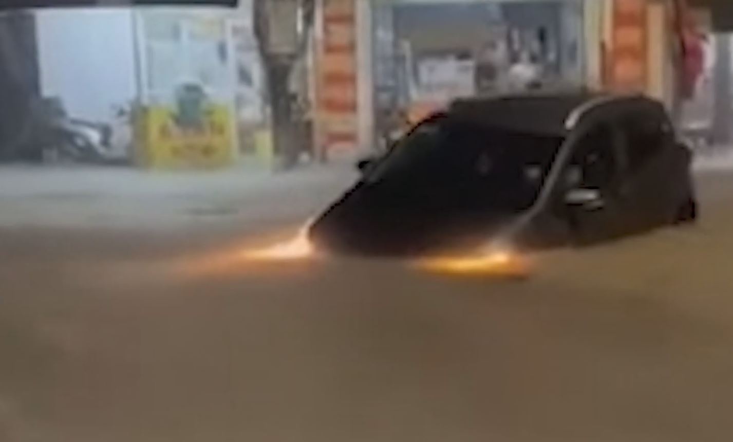 Nuoc ngap cuon troi oto o TP Thai Nguyen hinh anh