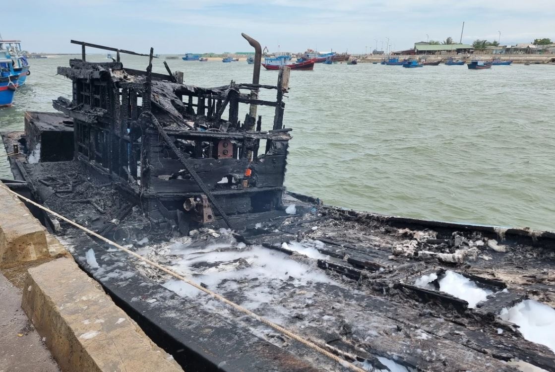 Tau ca o cang Ninh Chu tiep tuc boc chay hinh anh