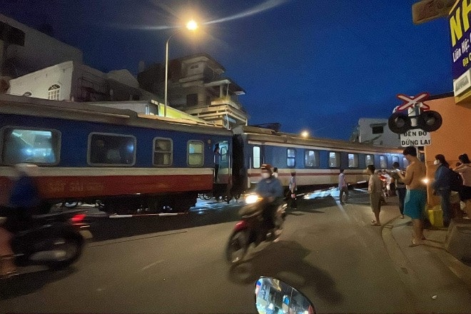 Tau hoa chan ngang duong cua ngo TP.HCM suot 30 phut hinh anh