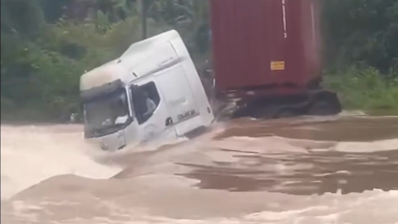 Khoanh khac xe dau keo bi lu cuon o Bac Giang hinh anh