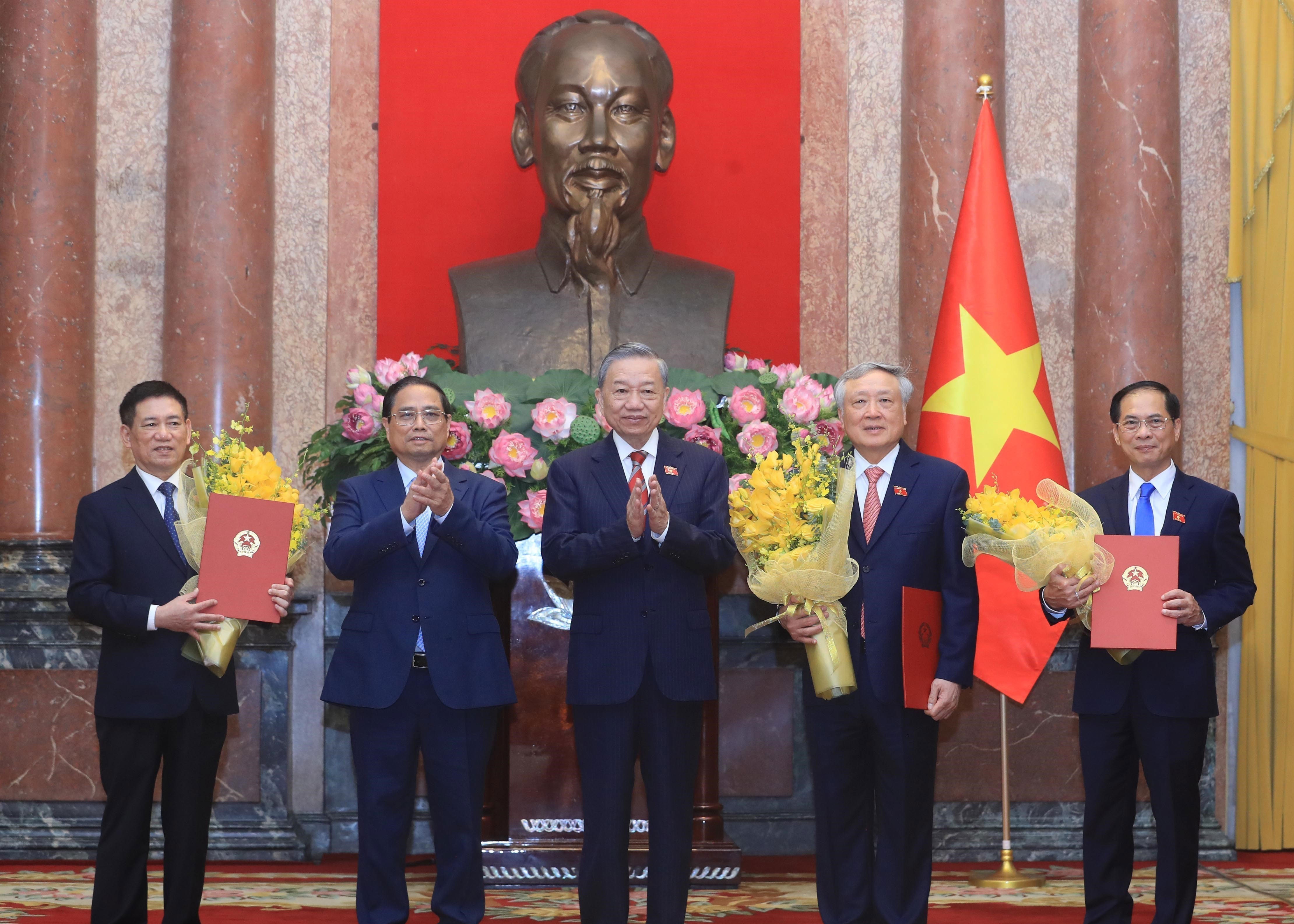 Trao quyet dinh bo nhiem 3 Pho Thu tuong, 2 Bo truong hinh anh