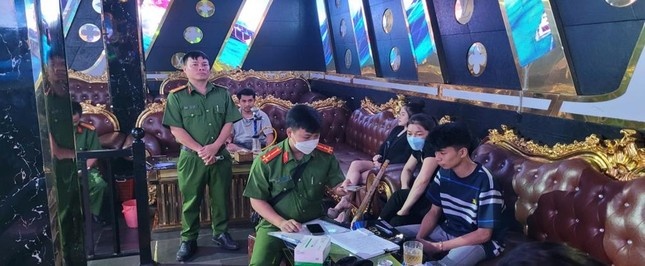 Khach duong tinh voi ma tuy trong quan bar nup bong co so an uong hinh anh